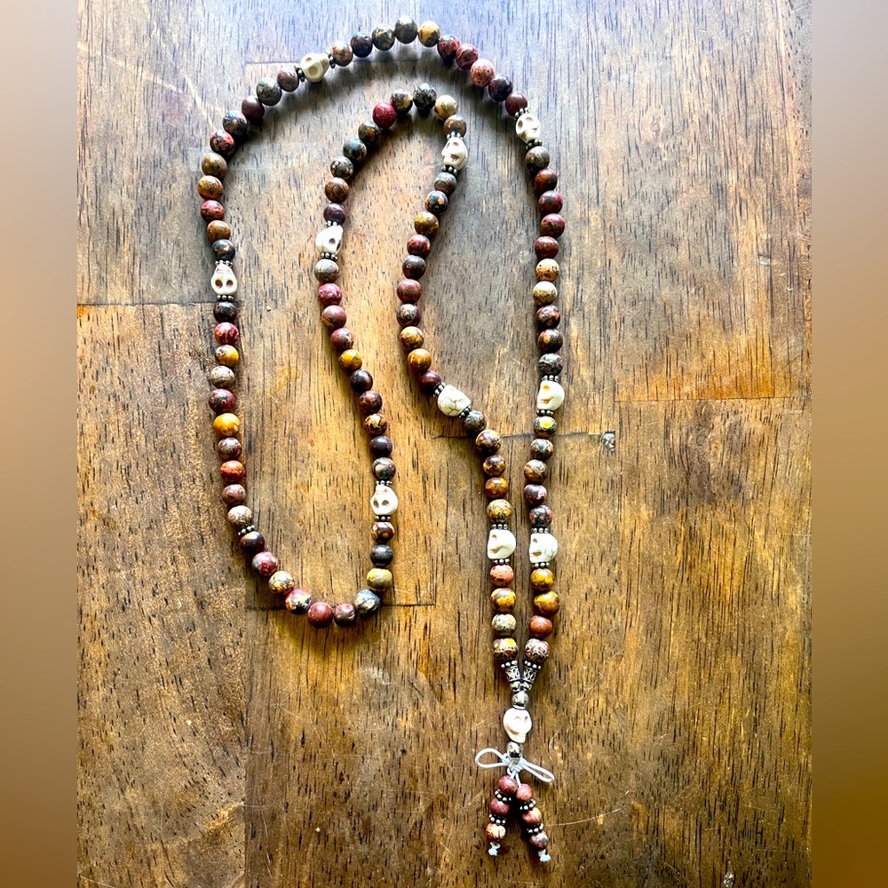 Marbled beaded necklace/bracelet with skulls